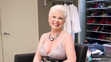 MILF Jewel Has Something To Show Us