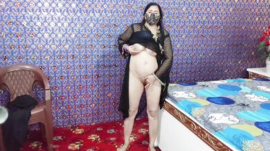 Pakistani Sexy Aunty Fingering Her Pussy