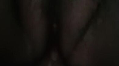 Comparto la cama con mi jefe por error y terminamos cogiendo