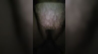 Comparto la cama con mi jefe por error y terminamos cogiendo