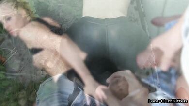 Deutsche Blondine lässt sich den prallen Leggings Arsch vollspritzen