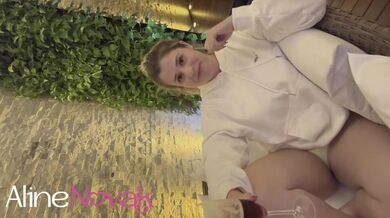 Loira gostosa dá aulas particulares para os colegas e o exercício incluem boquete e leitinho