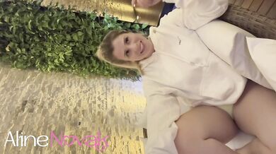 Loira gostosa dá aulas particulares para os colegas e o exercício incluem boquete e leitinho