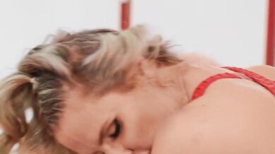 Busty MILF in spreads legs for sex after fitness2niklVUB