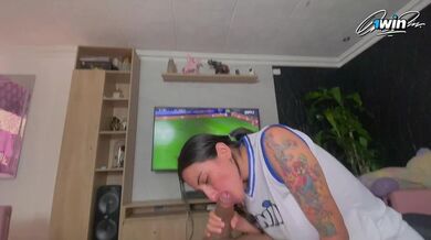 A esta chica le encanta montar mi polla mientras miro futbol xxx porno xxx Jenifer play