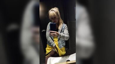 A cute milf, café masturbation