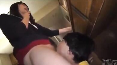 Stepmom Holly Earlier That In Masegaki Both Of The Stepson Of A Friend Brought Into The Sex -