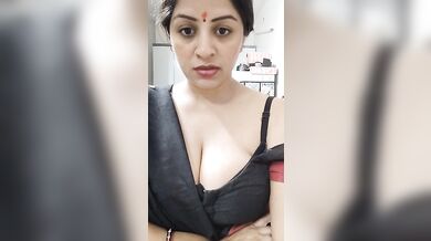 Insta Mom Vandana Pathak Sep 21 Live Black Saree Stripping