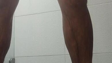 Encontré una cámara que estaba grabando mientras tomaba un baño y decidí sorprenderla.