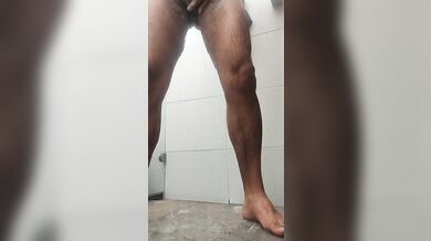 Encontré una cámara que estaba grabando mientras tomaba un baño y decidí sorprenderla.