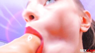 Kinky Babe Suck Her Dildo With Passion