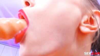 Kinky Babe Suck Her Dildo With Passion