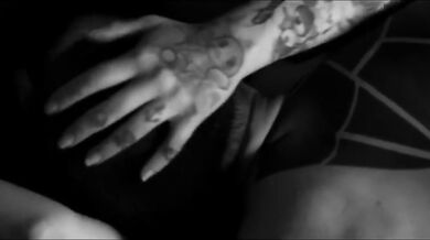 Latex Humanoalieno (Lady Muffin, Rae Lil Black)