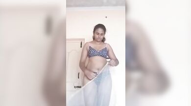 Beautiful Mature South Indian Aunty Showing Fluffy Pussy & Ass While Changing Dress!????????????