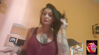 Milf indecisa tra cazzo e figa