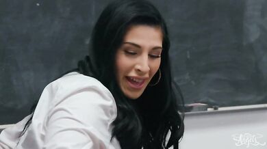 Ale Sco Gets Rou Ana Poun In Scho