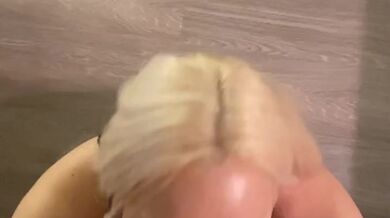 берёт в рот и получает первый анал