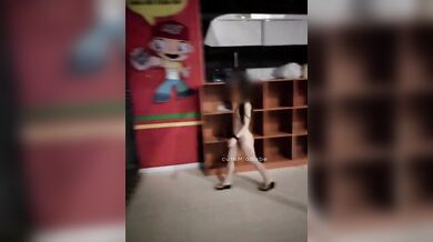 亚洲宝贝米娅全裸在商场游走?