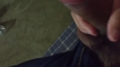 Me pongo cachondo mientras veo la tv y me vengo