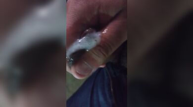 Me pongo cachondo mientras veo la tv y me vengo