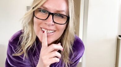 Pizza delivery guy gets lucky with hot milf.