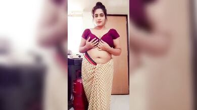 Beautiful Hot Bhabhi Showing Nude In Kitchen