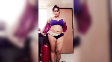 Beautiful Hot Bhabhi Showing Nude In Kitchen