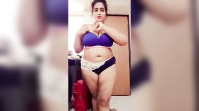 Beautiful Hot Bhabhi Showing Nude In Kitchen