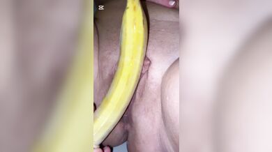 Mit der Banane und dem Schwanz durchgefickt