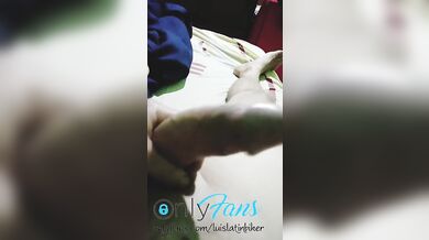 Rico me levanto con la polla dura..la vecina me mira por la ventana...???