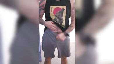 Hung, hairy, tattooed daddy pissing in public