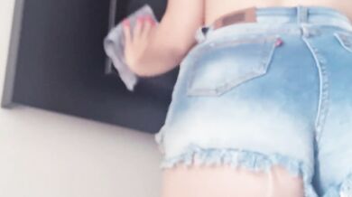 loira gostosa dançando de shortinho