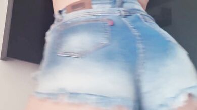 loira gostosa dançando de shortinho