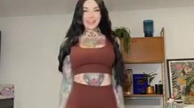 Jennifer Deku testings heels nude