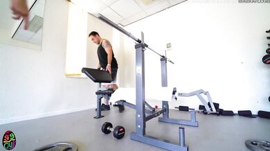 FOTTIMI IN PALESTRA TI PREGO! Giovane Italiana squirta sul cazzo di un ragazzo straniero DIAL. ITA (Eggs Out)