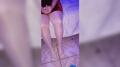 La encontré triste y sola en la noche y me ofrecí a acompañarla hasta su cuarto (Real chica infiel)