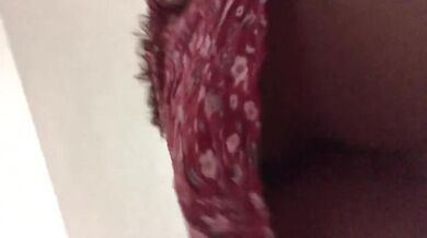 VECINA JUGUETONA ME DEJA VER DEBAJO DE SU FALDA