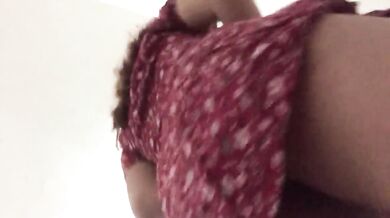 VECINA JUGUETONA ME DEJA VER DEBAJO DE SU FALDA