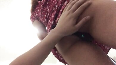 VECINA JUGUETONA ME DEJA VER DEBAJO DE SU FALDA