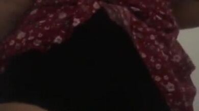 BAJO LA FALDA DE MI VECINA