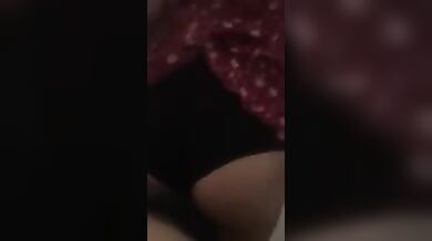 BAJO LA FALDA DE MI VECINA