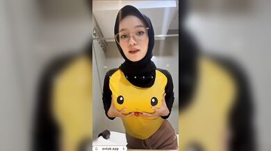 Beautiful Indonesian Hijab Girl ????