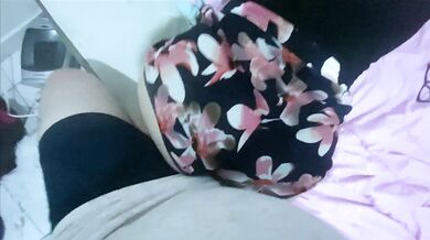 Levei minha esposinha nerd para o colchão do chão e gozei nela!