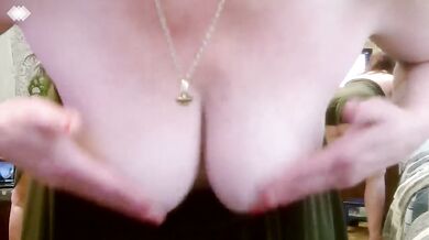 V 376 Country redhead loves to wiggle n jiggle, plus dirty talk, from luscious DawnSkye