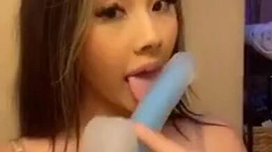 V1ctoria sucks a dildo