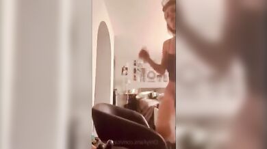 jade ce masturbe a la maision