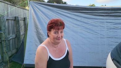 Trashy MILF slut pisses on the grass in front of other campers at the beach