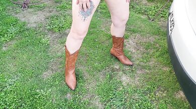 Trashy MILF slut pisses on the grass in front of other campers at the beach