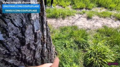 Pompino rischioso all'aperto a un guardone sconosciuto