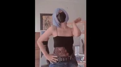 La Pequeña Rem con plug anal bailando unos tiktoks trends viral